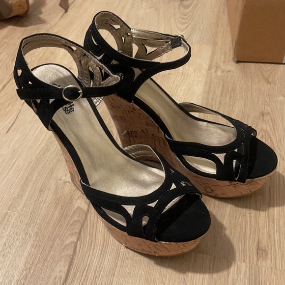 black wedges - Picture 2 of 3